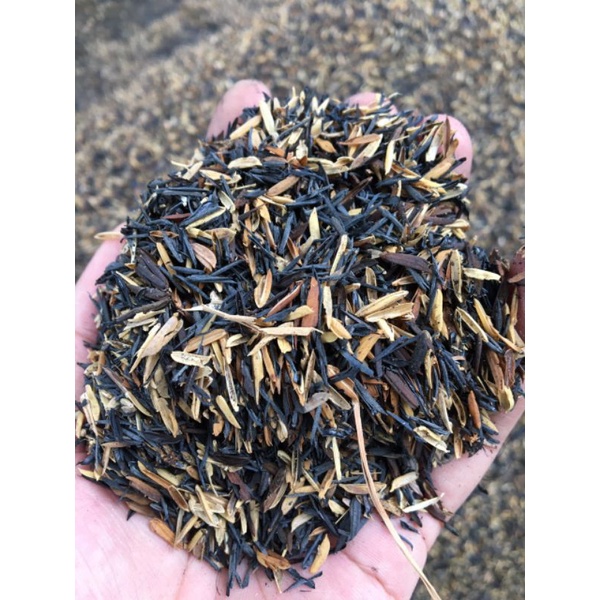 ~1kg - Trấu hun nguyên cánh (hun thủ công) dùng làm giá để trộn đất trồng cây. 20k/bịch.