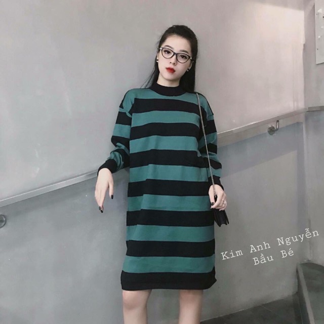 Váy len cổ ba phân xinh xắn. Váy dáng xuông bầu bí bon chen thoải mái luôn ah.chất đẹp dày dặn lắm nha.hàng có hai màu .