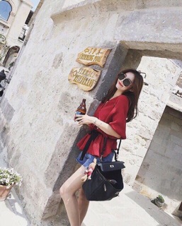 Áo đỏ thắt eo