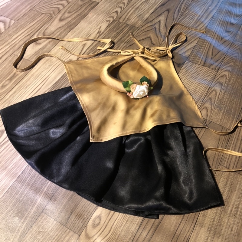 Yếm đào màu đồng đính hoa cho bé chụp sen