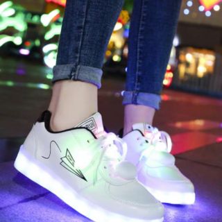Giầy gắn đèn LED phát sáng (size 35-44)