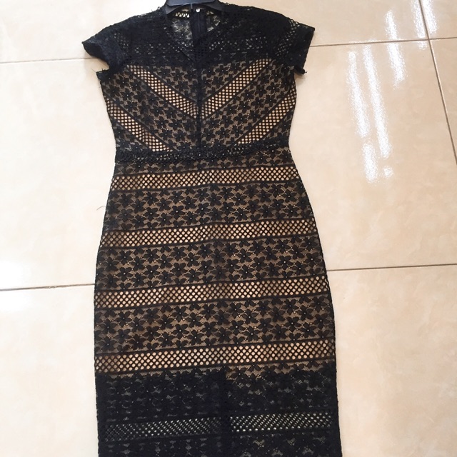 Váy ren thiết kế dáng body