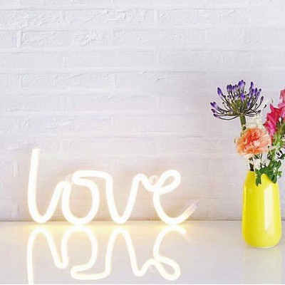 Đèn neon hình trái tim, chữ Love trang trí phòng ngủ