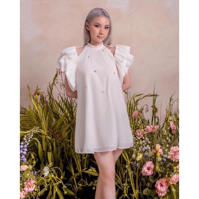 Đầm dáng ngắn thiết kế tiểu thơ phối bèo khoét vai đính charm chất liệu tơ voan 𝐑𝐀𝐂𝐇𝐄𝐋 𝐃𝐑𝐄𝐒𝐒