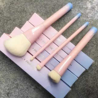 Set cọ VDL Pantone Limited Edition