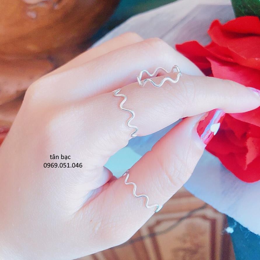 nhẫn bạc, hình gợn sóng , thanh mảnh , rất hợp với các cô nàng thíc sự đơn giản mộc mạc