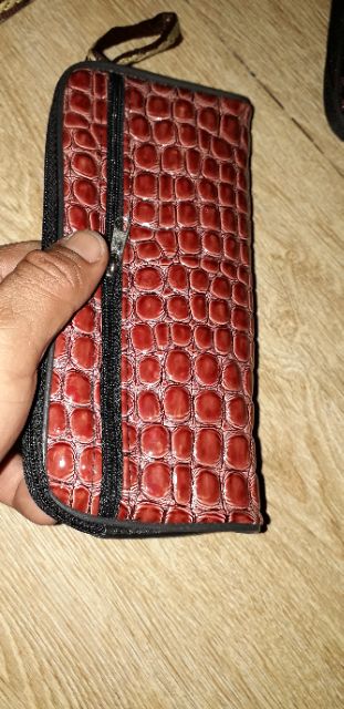 Chiếc ví da Pu cầm tay kích thước dài 20cm và rộng 10 cm có 2 ngăn rất đẹp như hình