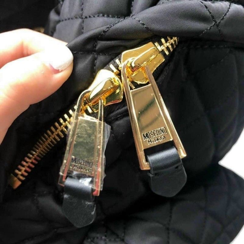 Balo M.o.z.c.h.i.nio chần vuông logo vàng