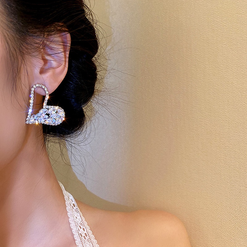 Khuyên Tai Hình Trái Tim Đính Đá Ngọt Ngào Độc Đáo Hàn Quốc