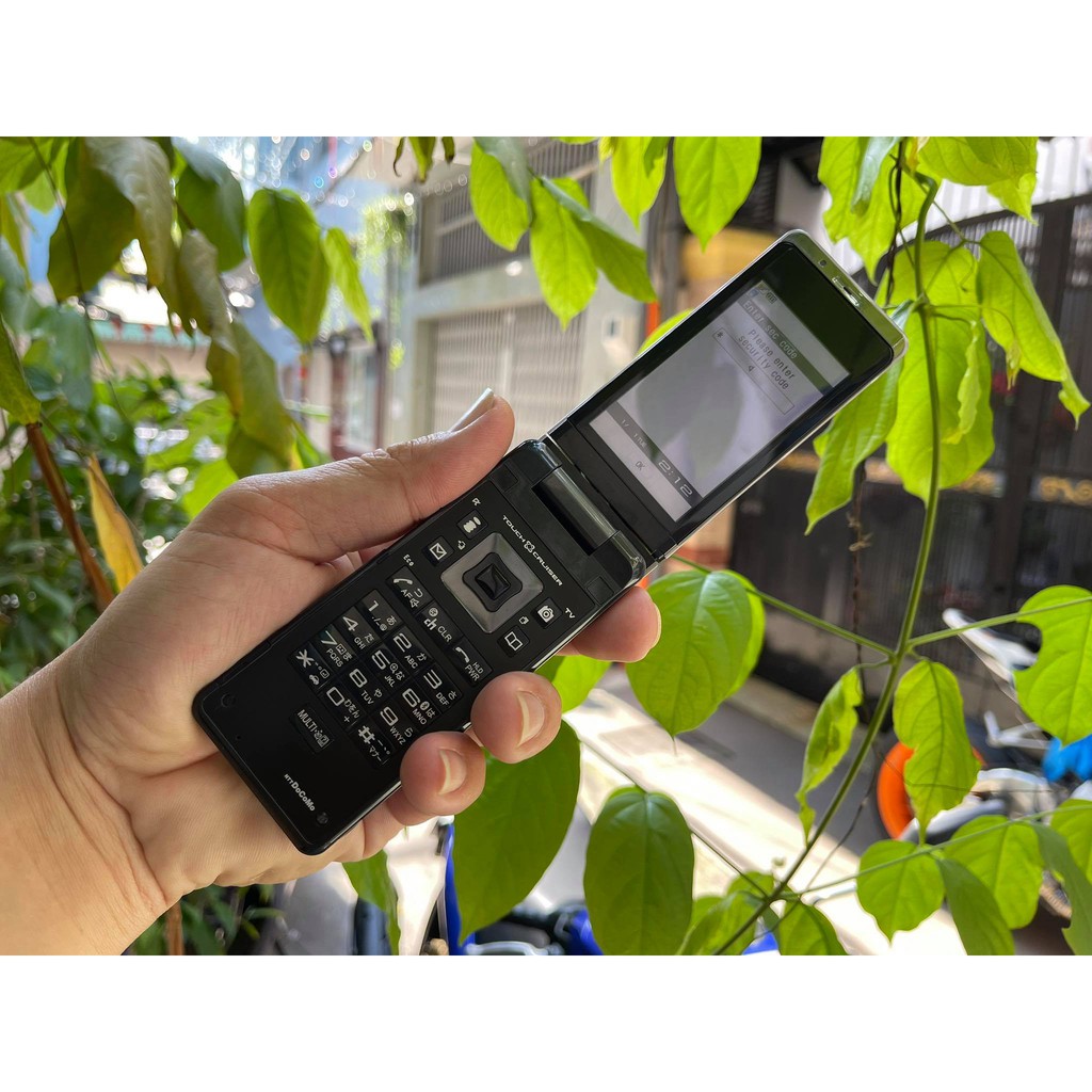 Điện thoại Sharp SH906i màu đen