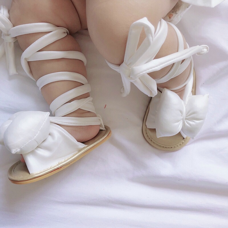 giày cột dây cho bé màu trắng