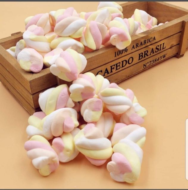 Kẹo marshmallow gói 1kg( còn màu trắng và mích màu)