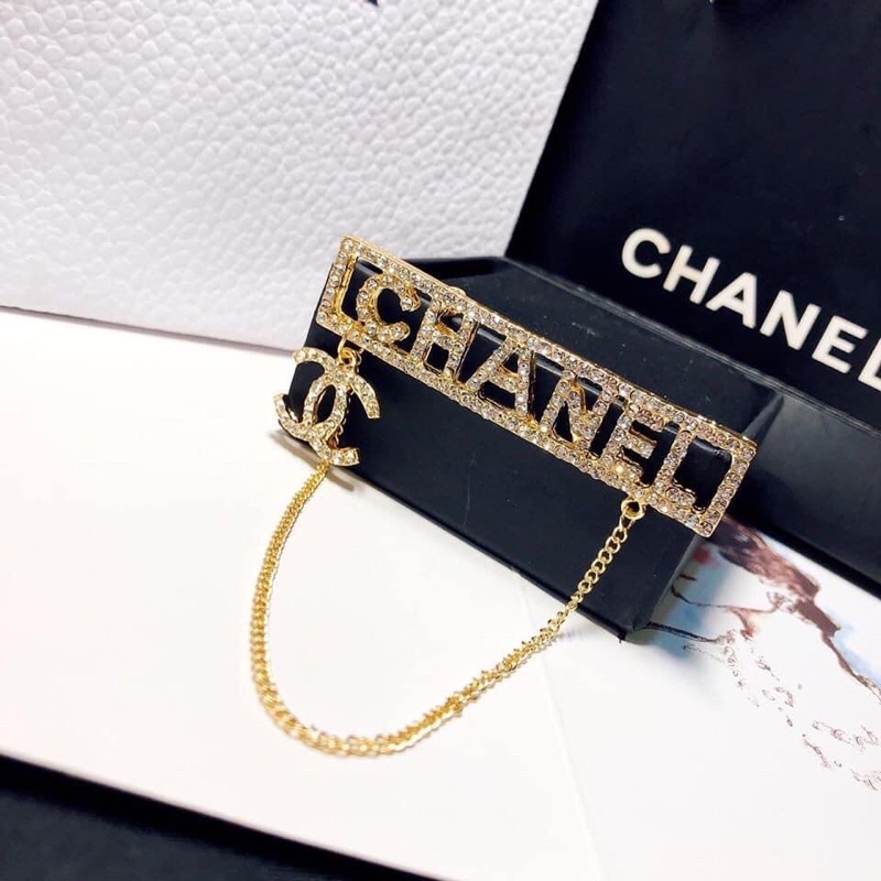 Tag Cài Áo Chữ Nhật Phối Đá & Dây Xích