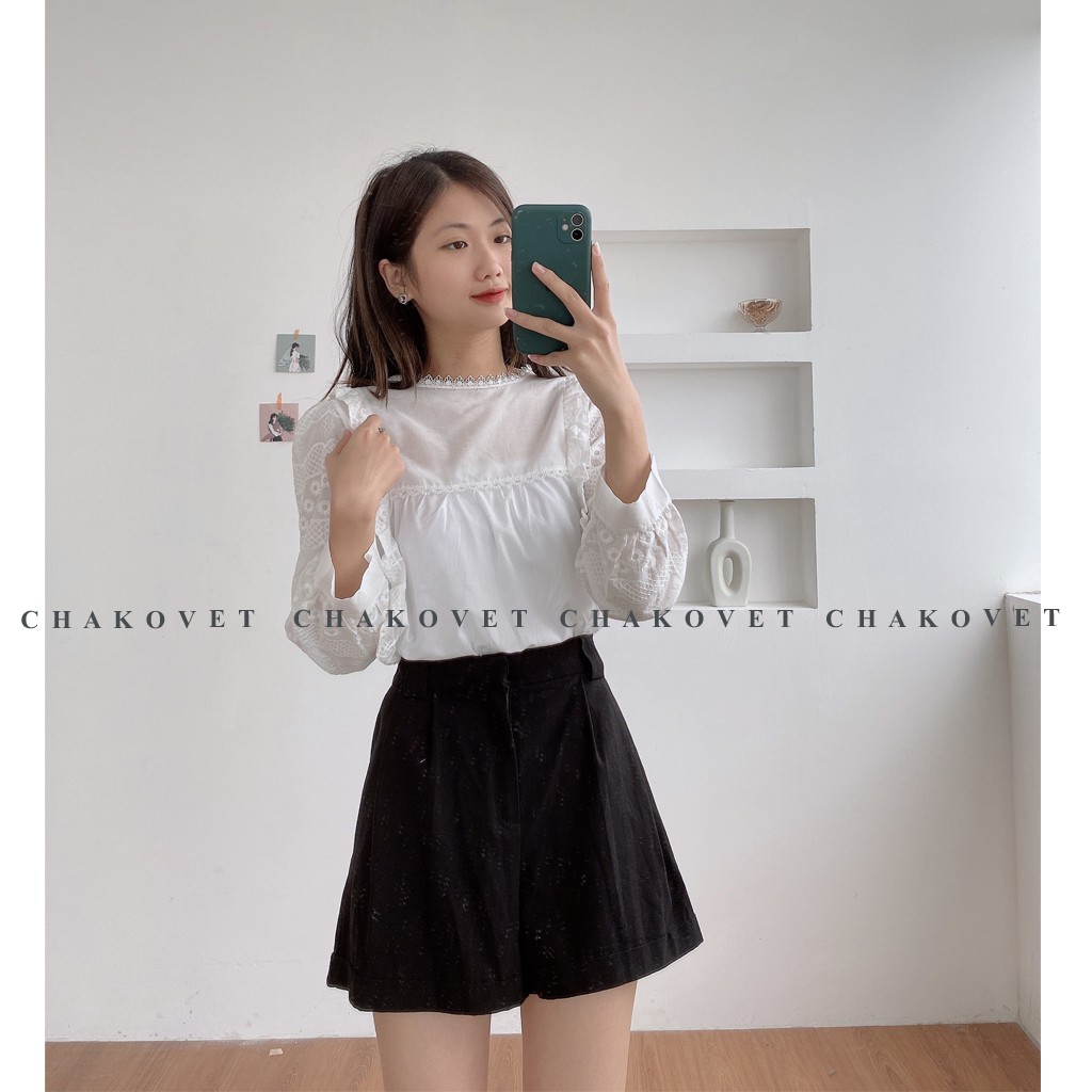 Áo babydoll cổ tròn phối ren hoa dọc tay Chakovet, kiểu áo sơ mi nữ dài tay màu trắng dễ thương -CKA150