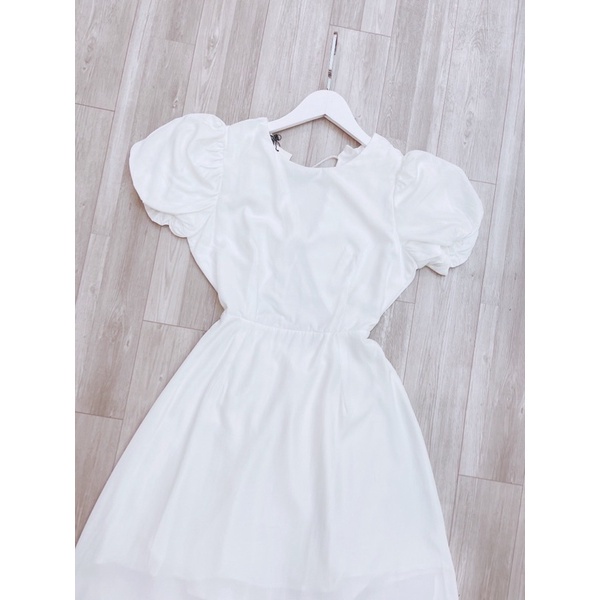 Váy trắng hở lưng đan dây lưng, váy maxi trắng