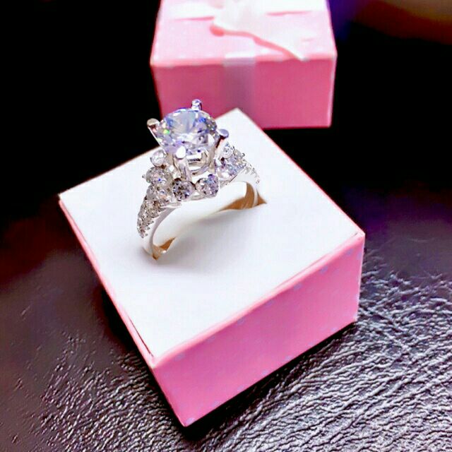 Nhẫn kết hột cao