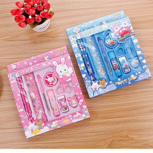 Bộ dụng cụ học sinh gồm 2 bút chì, 1 thước,1 bút bi,1 cục tẩy, 1gọt bút chì,1 kéo, 1 keo đặc,2 kẹp
