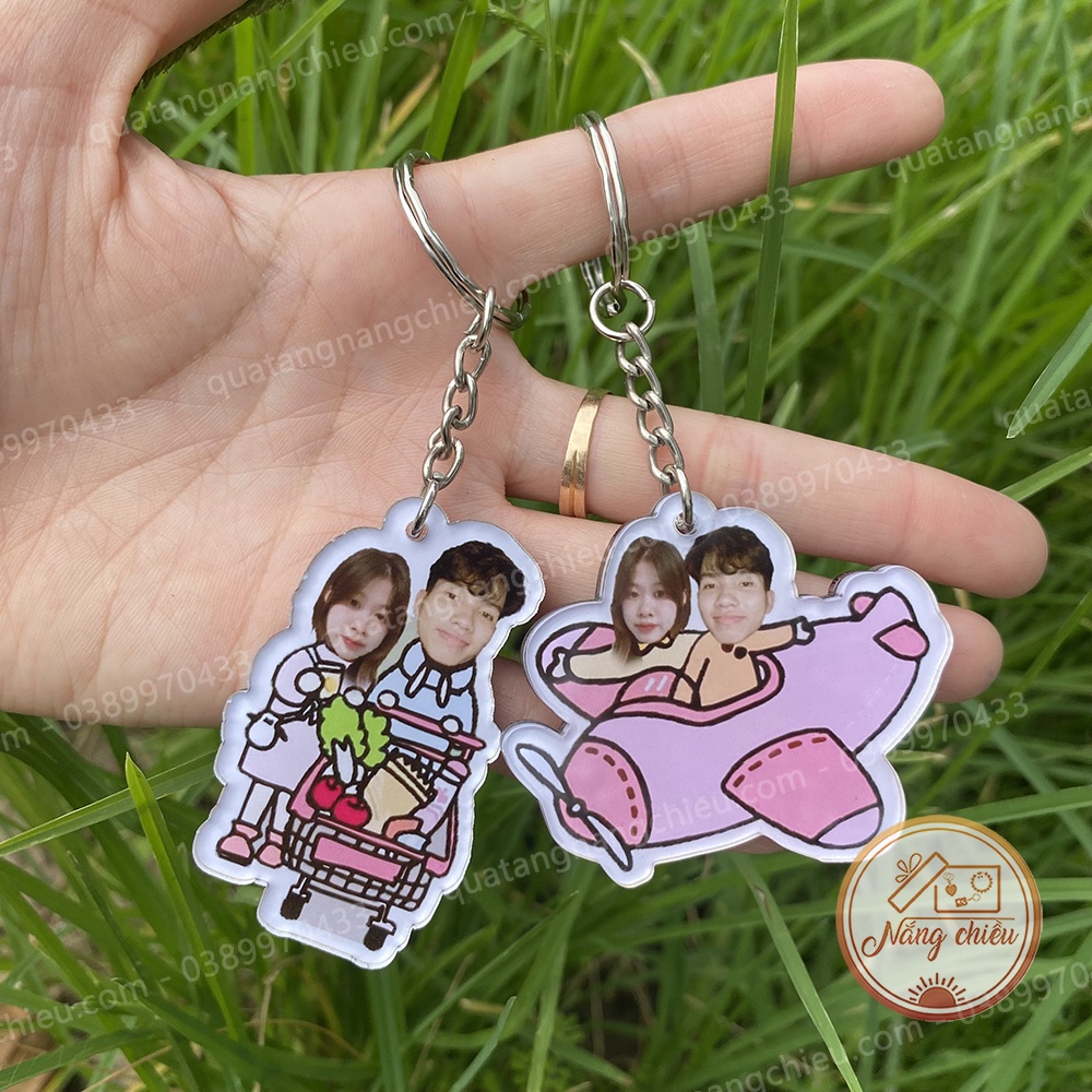 Móc khóa quà lưu niệm in hình chibi cute cặp đôi theo yêu cầu, Chất liệu mica sáng bóng và sắc nét