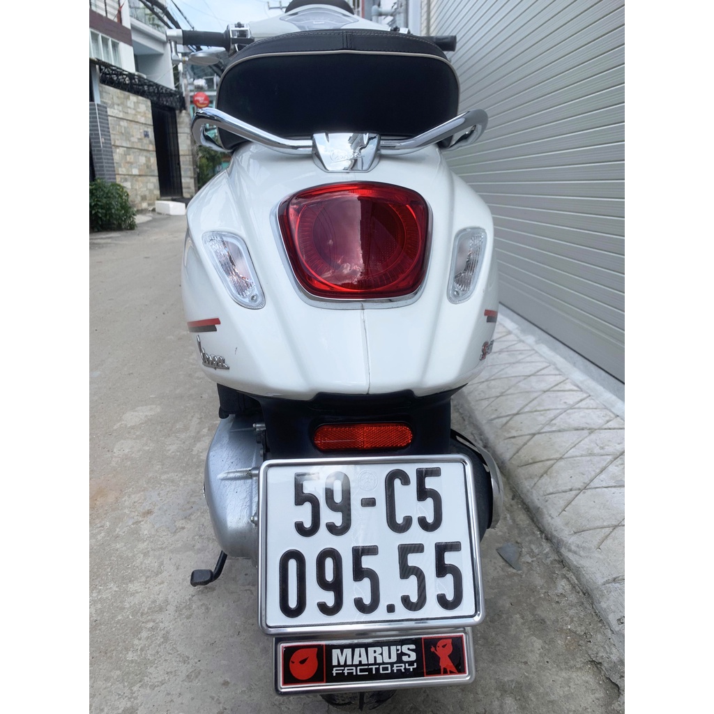 Đế biển số Vespa