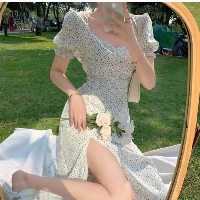 Váy chấm bi xẻ tà