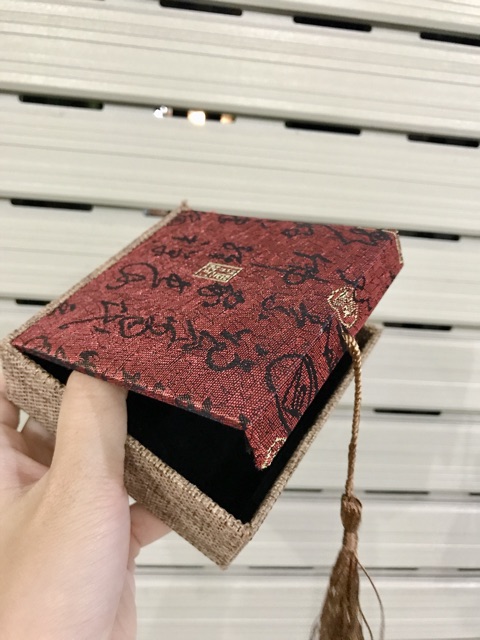 Hộp Gấm Đựng Vòng Phong Thủy Đẹp Mắt Có Tua Trang Trí Size 10x10x3,5cm