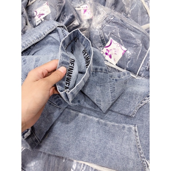 Áo sơ mi jean có túi tay ngắn in chữ hàng Qccp