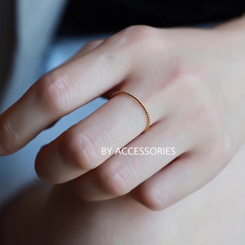 Nhẫn titan xoắn mảnh xinh không gỉ