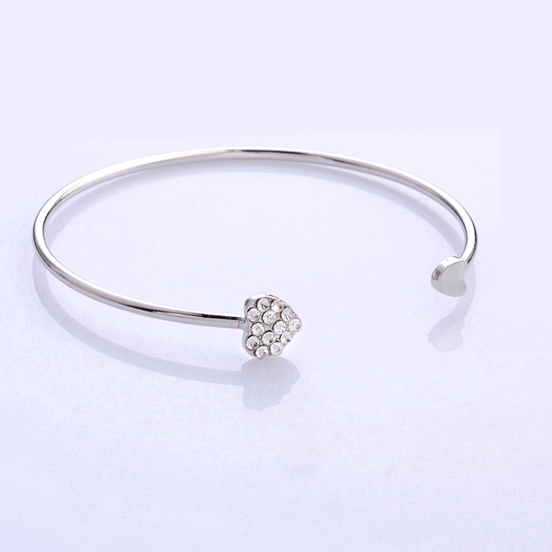 Vòng tay hợp kim đính đá hình tim xinh xắn