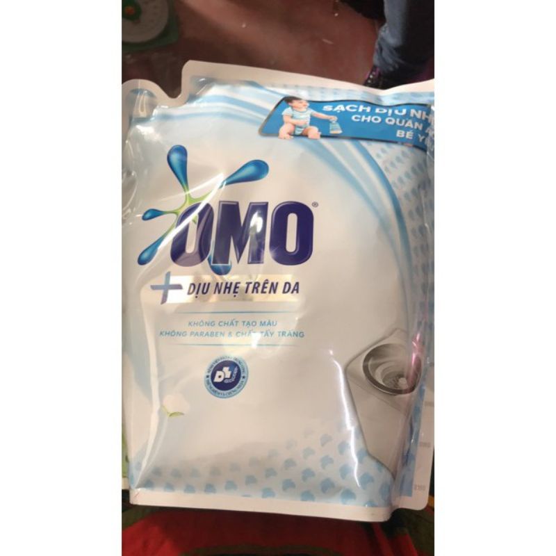 Nước giặt Omo Matic dịu nhẹ trên da túi 2.3kg