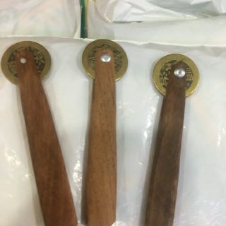 Đồng xu cạo gió cán gỗ