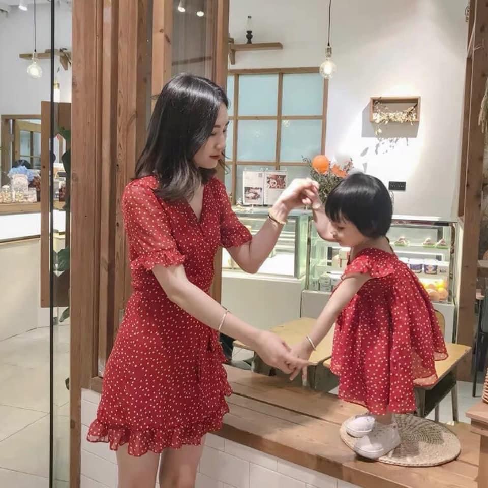 BÁN SỈ VÁY ĐÔI ĐỎ CHẤM BI ĐUÔI CÁ BÈO CHO MẸ VÀ BÉ