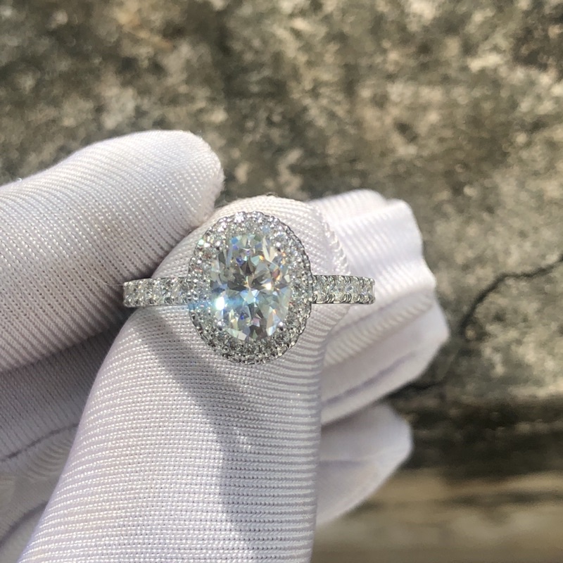 Nhẫn Moissanite: Viên chủ Moissanite oval 6*8, đá tấm Mossanite; Chất liệu: Bạc mạ 2 lớp bạch kim