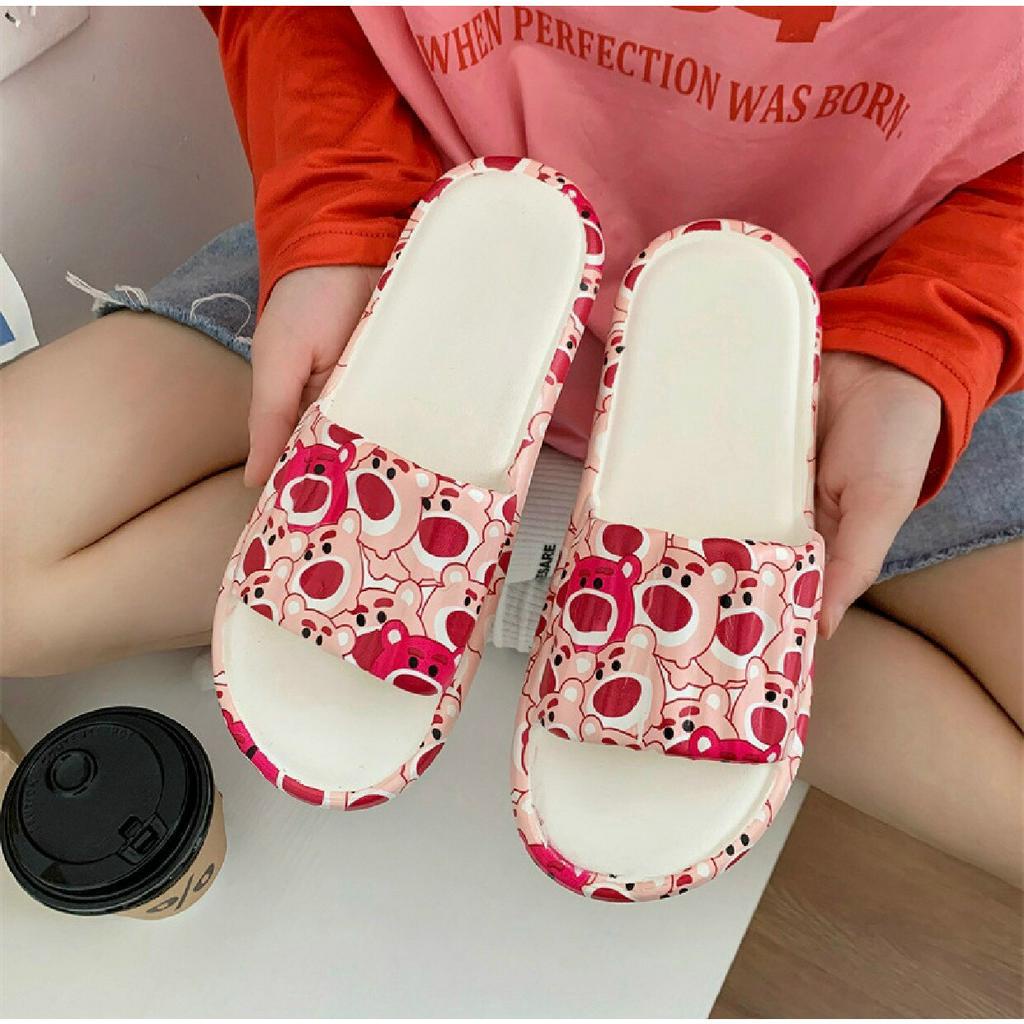 Dép Đi Trong Nhà Chống Trượt Gọn Nhẹ In Họa Tiết Gấu Dâu Lotso Dễ Thương Cho Nữ