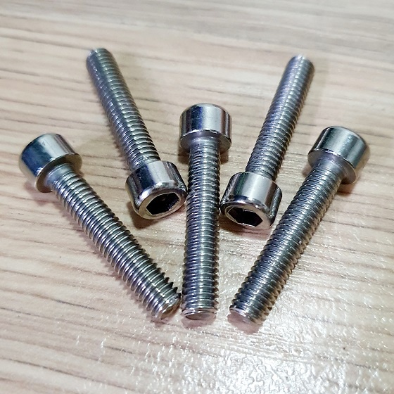 Gói 5 Bulong Đầu Trụ Lục Giác Chìm Size M6 Chiều Dài Tổng 35mm Chất Liệu Inox Sáng Bóng