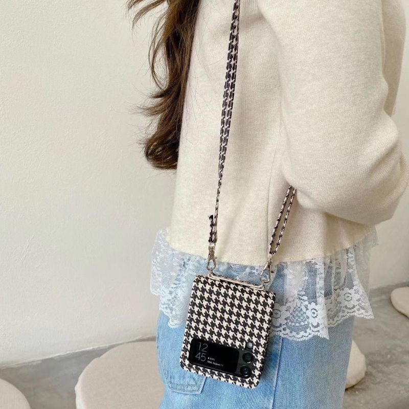 [Hàng sẵn] Ốp Samsung Z Flip 3 / Z Flip 4 hoạ tiết răng sói sang chảnh kèm dây đeo chéo