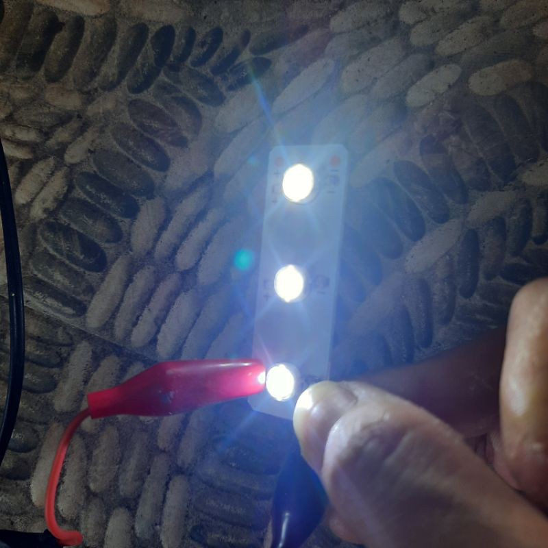 3 đèn led 3w trên 1 thanh nhôm (hàng tồn kho) 3.7-4v