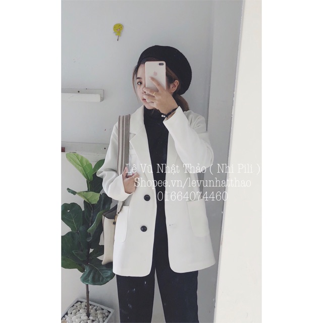 Blazer trắng 2 túi thiết kế .