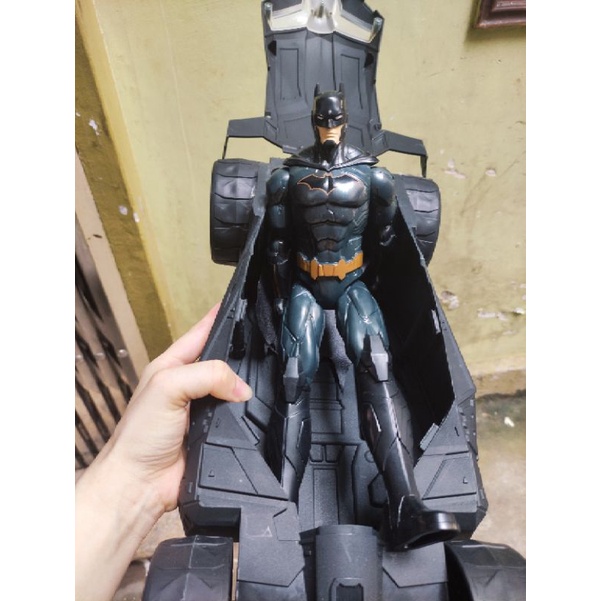 Bộ Batman 30cm và siêu xe Batmobile to có thể được nắp xe