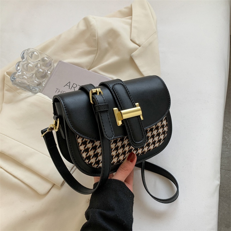 Túi đeo chéo IELGY họa tiết răng sói dễ phối đồ thời trang