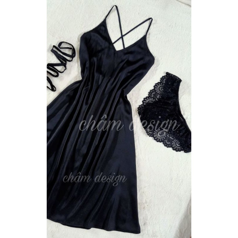 váy lụa satin đen dáng dài suông rộng có dây thắt 2 kiểu ( không mút) hợp với các bạn nặng từ 43 kg đến 58 kg .
