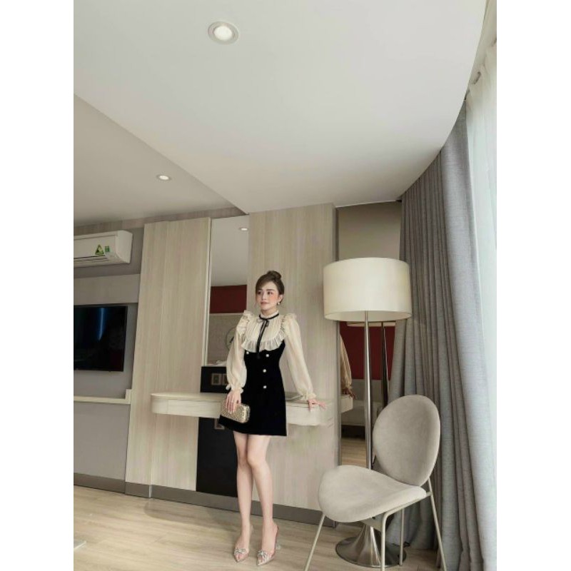 Đầm nhung đen đính nút phối cổ voan bèo nude