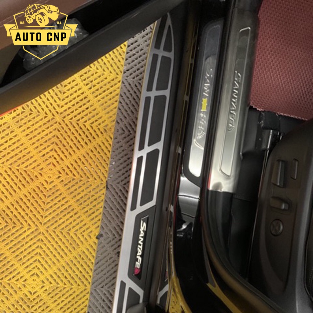 Ốp bậc chân cho xe HYUNDAI SANTAFE chất liệu INOX, chống trơn trượt trầy xước bậc lên xuống xe – AUTO CNP