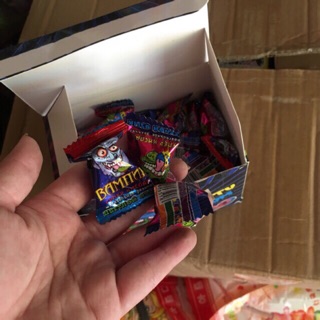 Kẹo cao su hình mặt quỷ
