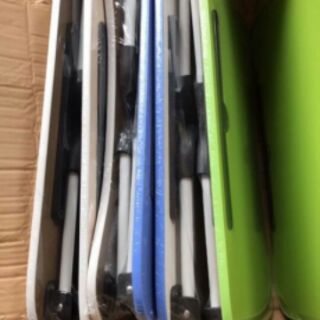 Bàn học có khe để điện thoại iPhone iPad