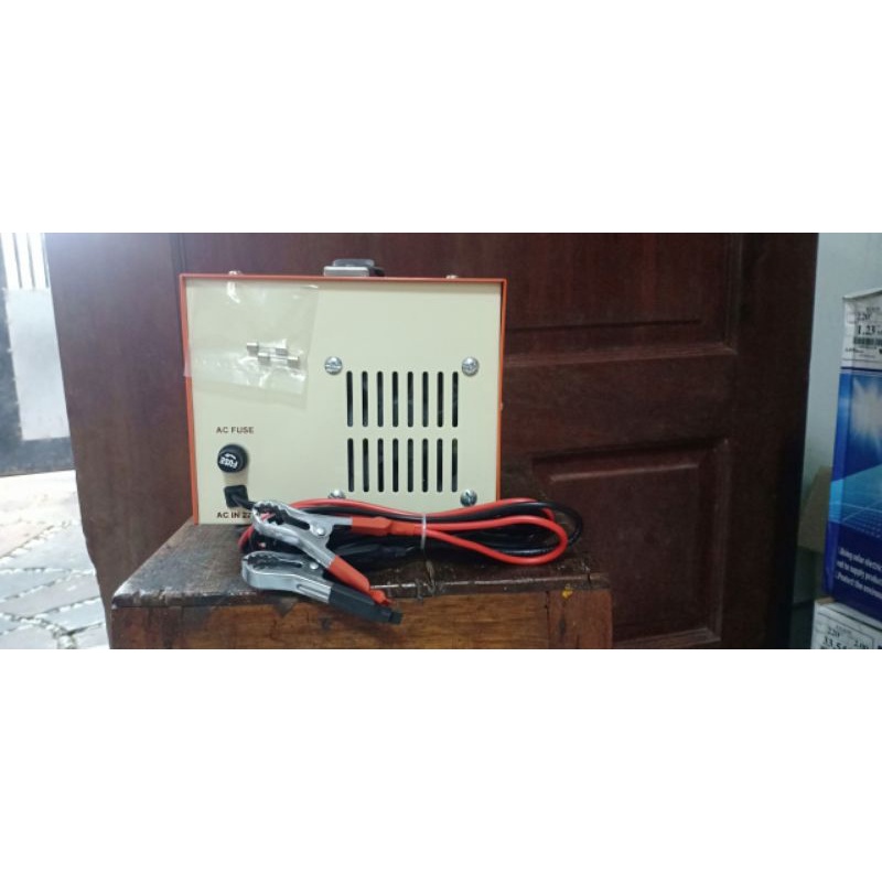 Sạc bình ô tô 10A dùng cho các dòng bình 75Ah đổ lại trên các dòng xe con.