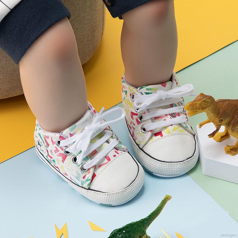 Giày Thể Thao Vải Bạt Đế Mềm Chống Trượt In Họa Tiết Graffiti Cột Dây Cho Bé Sơ Sinh 0-12 Tháng Walkers