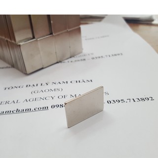 Nam châm trắng mỏng 30x20x2mm, loại nam châm trắng đất hiếm lực hút mạnh.