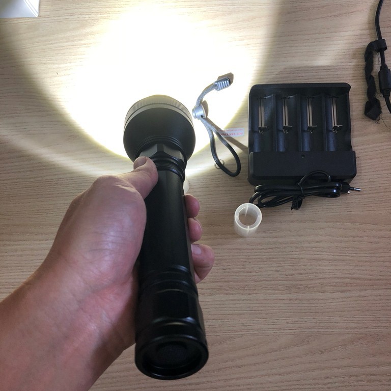 Đèn pin siêu sáng Ultrafire P50 dùng 2 pin to, bóng led 30w siêu siêu sáng –