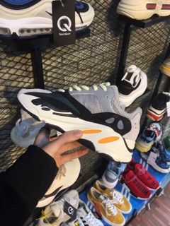 Giày sneaker