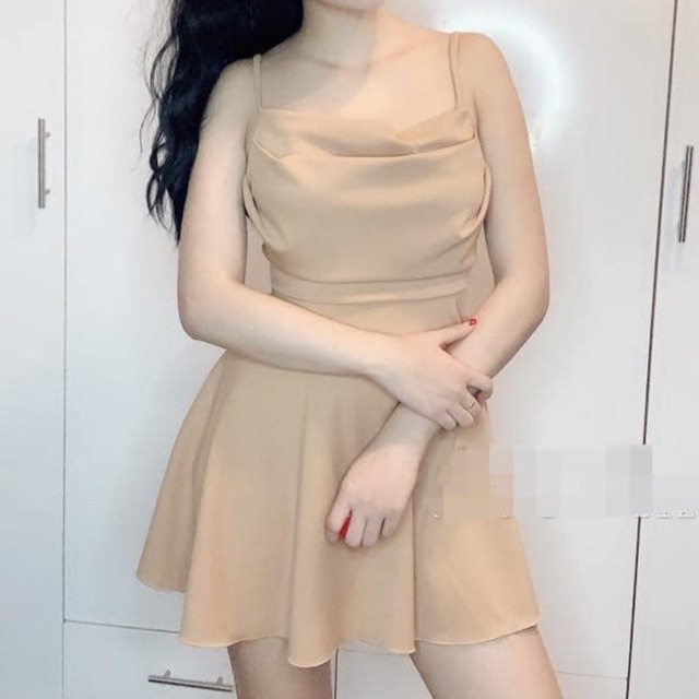 Váy dây cổ đổ